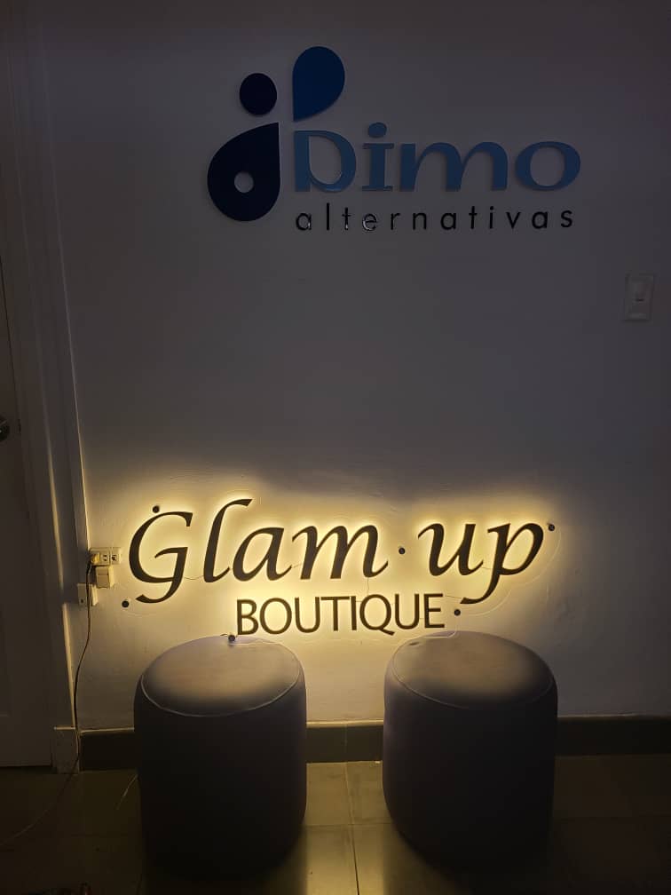 Cartel identificativo de 1.20 × 0.40 m, elaborado en acrílico transparente de 3 mm, con nombre a relieve routeado en acrílico de 3 mm y fondeado con vinilo