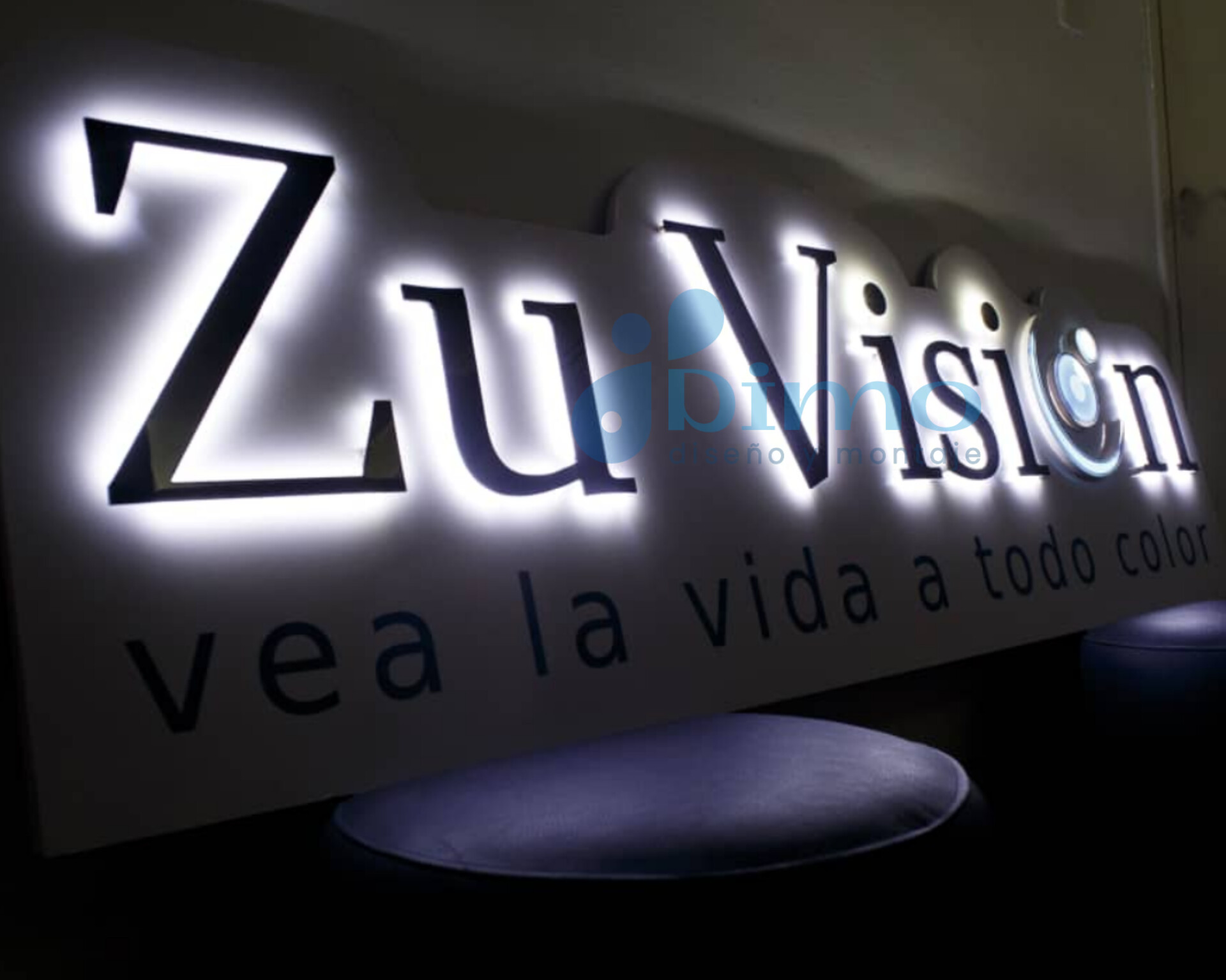 Cartel identificativo de 1.60 × 0.50 m, elaborado con fondo routeado en PVC de 6 mm y forrado en vinilo blanco